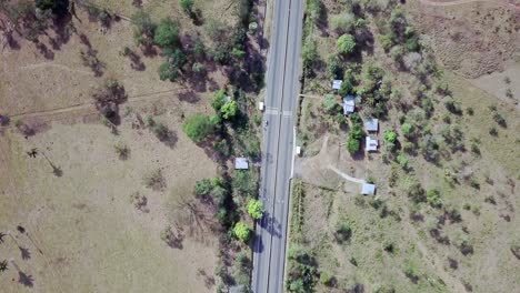 Vista-Aérea-De-Arriba-Hacia-Abajo-Del-Vehículo-Solitario-Que-Se-Mueve-En-La-Carretera-Panamericana,-Panamá