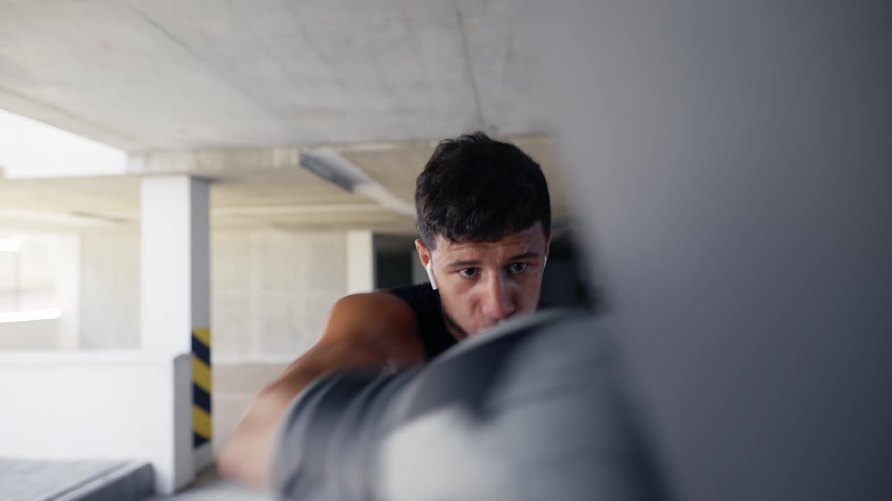 파킹 구역에서 권투 가방에  ⁇ 치를 연습하는 싸움 ⁇ , 클로즈업