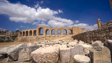 Arcos-De-La-Pared-Del-Hipódromo-Y-La-Antigua-Ciudad-De-Jerash-En-Jordania,-Inclínate-Hacia-Arriba