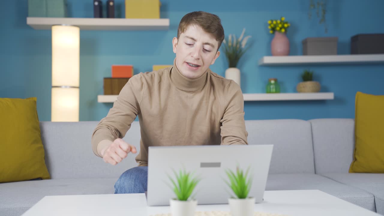 노트북을 사용하는 우울증에 걸린 십대.