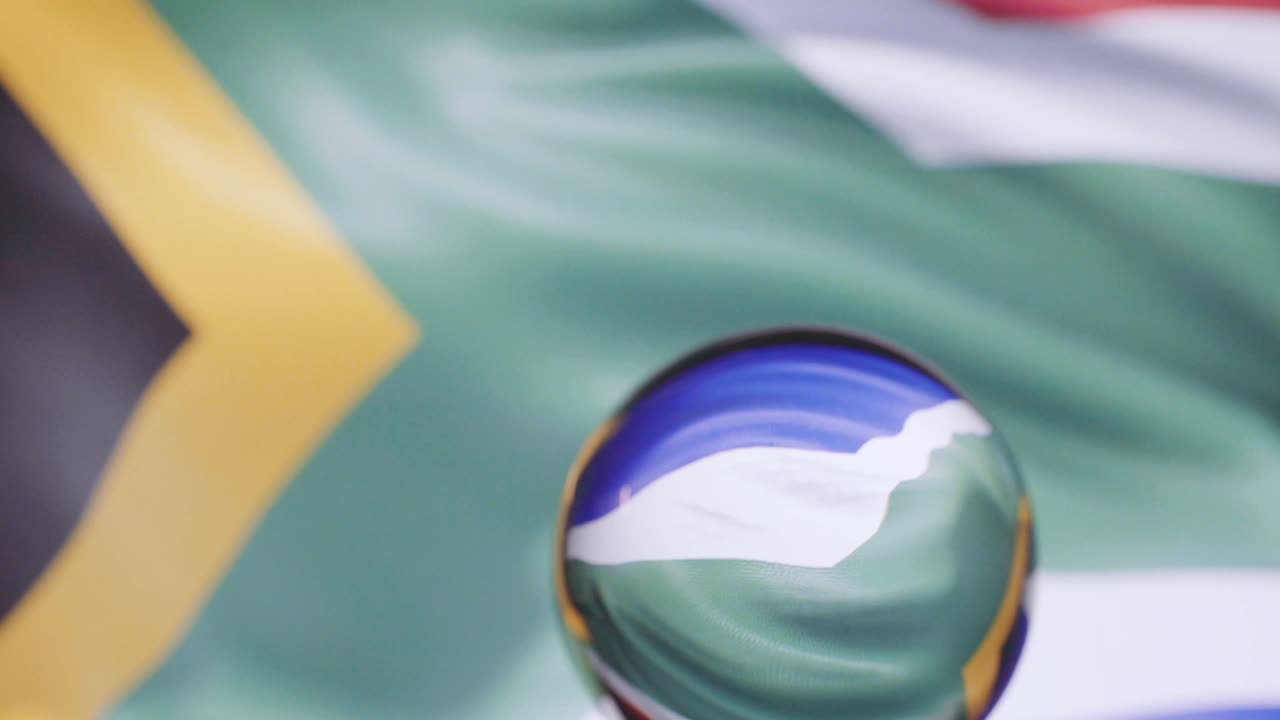 남아프리카 공화국의 발이 4k에서 파란 하늘을 향해 흔들리고 있습니다.