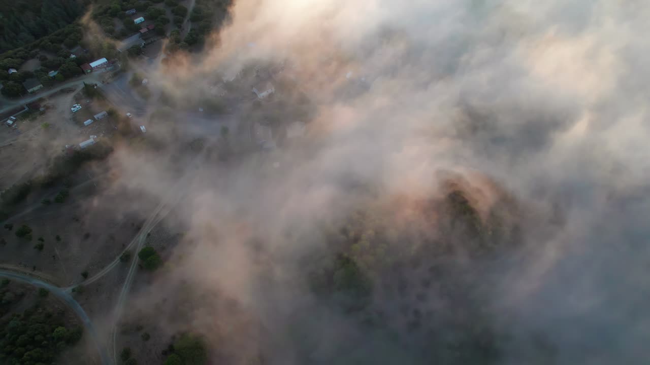 nubes doradas y niebla durante el amanecer revelando el paisaje del sur de francia