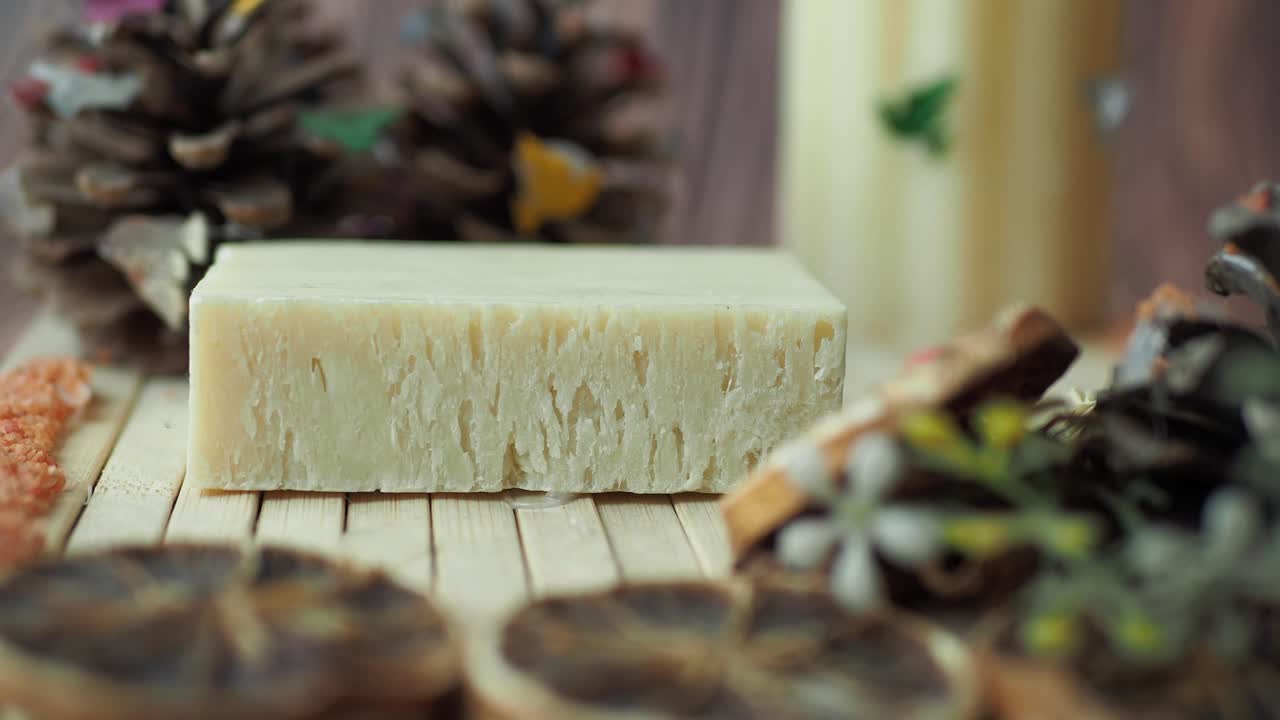 자연 손으로 만든 비누와 겨울 장식품