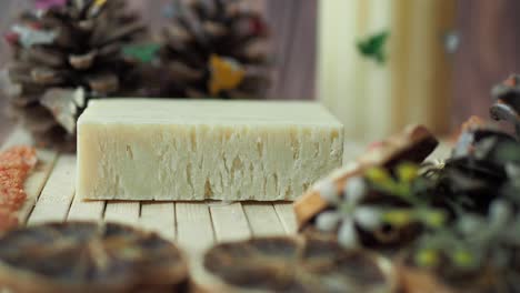 jabón natural hecho a mano con decoraciones de invierno