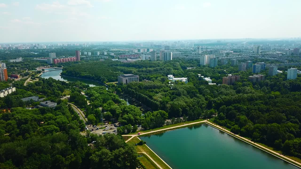Vista Aérea de Parque Urbano com Rio e Edifícios