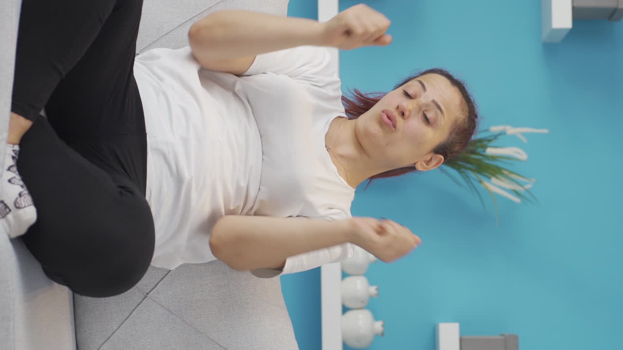video vertical de una mujer cansada y somnolienta.