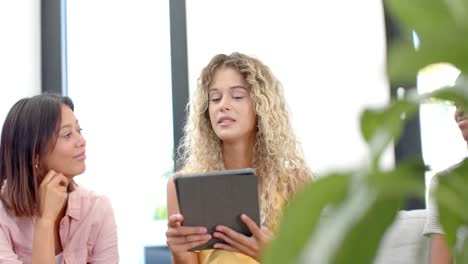 Amigos-Serios-Y-Diversos-Y-Terapeuta-Femenina-Con-Tableta-Hablando-Durante-La-Terapia-De-Grupo,-Cámara-Lenta