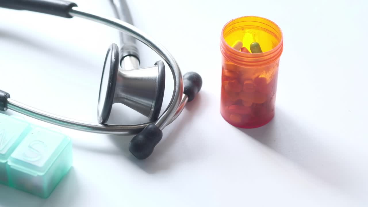 Estetoscopio y contenedor de medicamentos