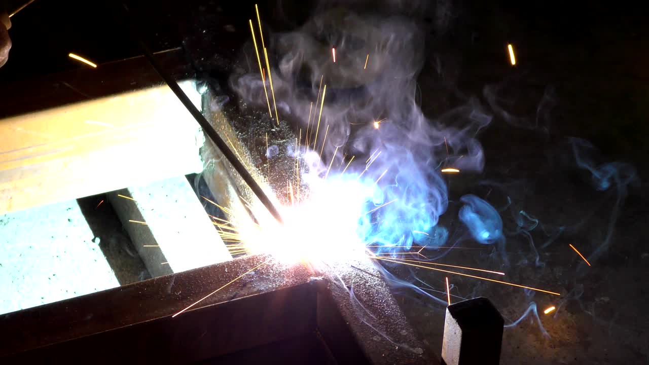 어두운 각과 제조 공장에서 용접