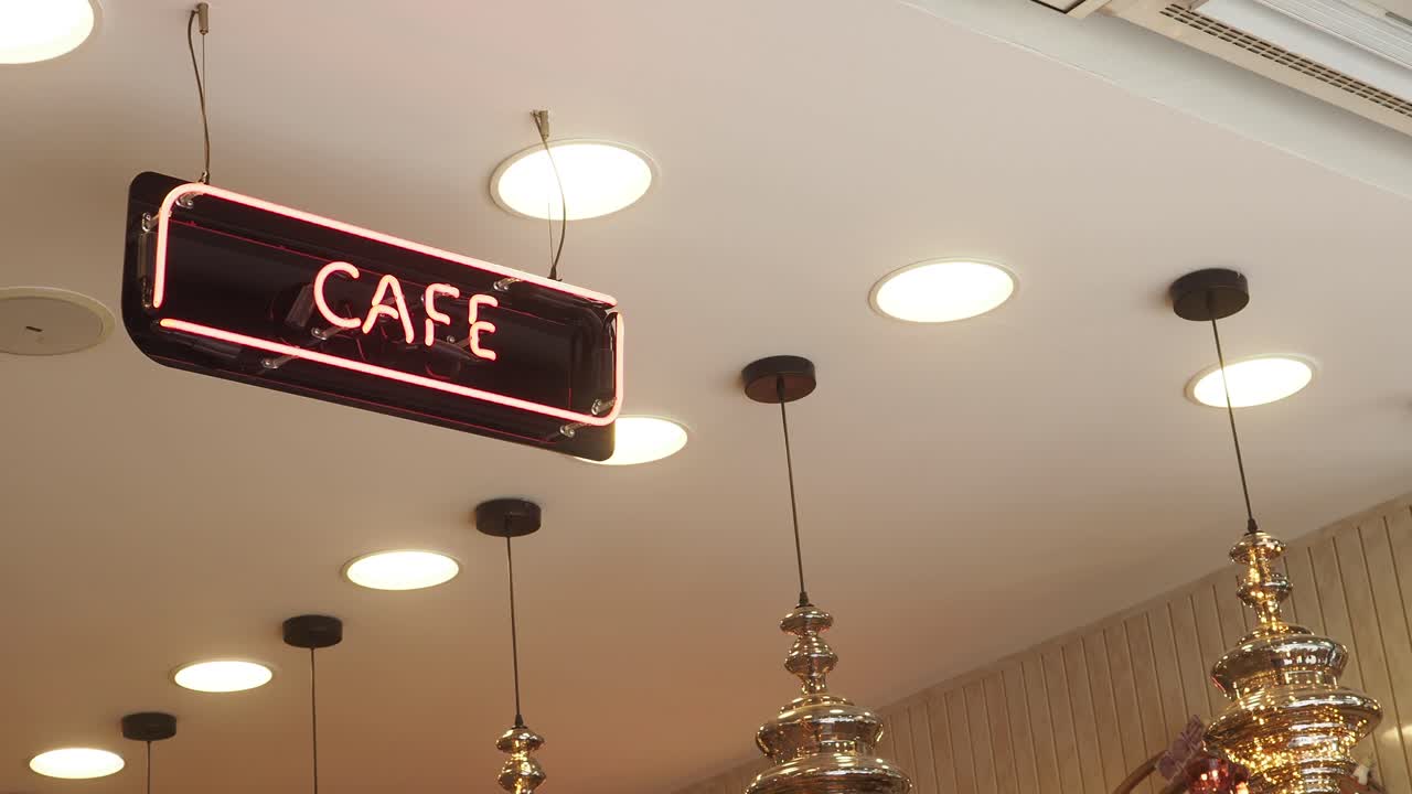 네온 표지판 과 매달린 램프 를 가진 카페 인테리어