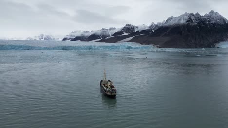 Barco-De-Expedición-Frente-A-Un-Glaciar-En-El-Mar-ártico-Al-Norte-De-Svalbard