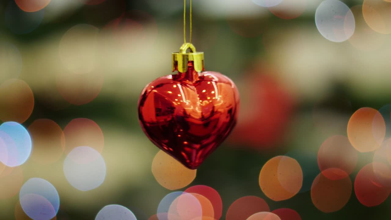 el corazón del juguete de navidad tiembla en el fondo bokeh