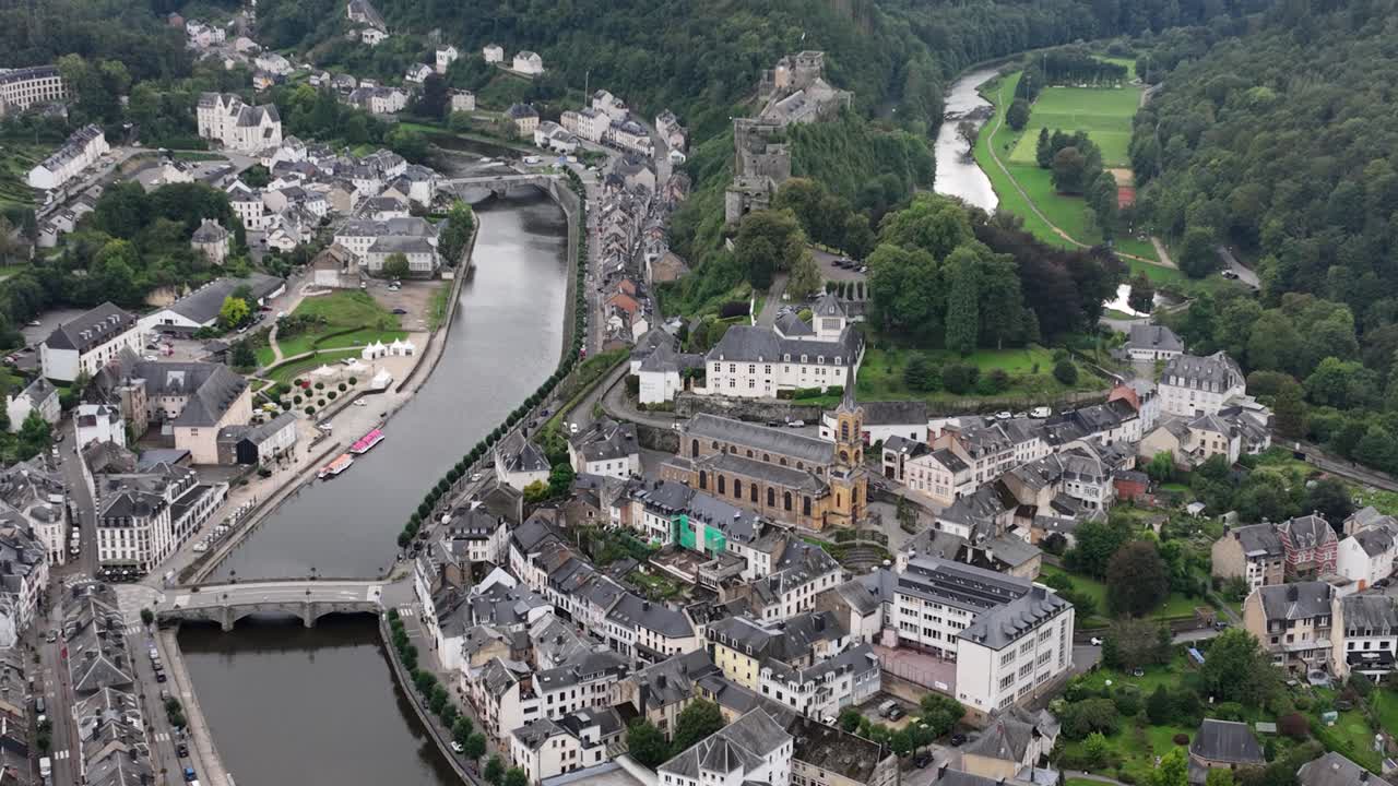 vista aérea desde un avión no tripulado sobre bouillon, bélgica