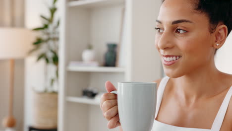 Glückliche-Frau,-Die-Das-Kaffeearoma-Riecht