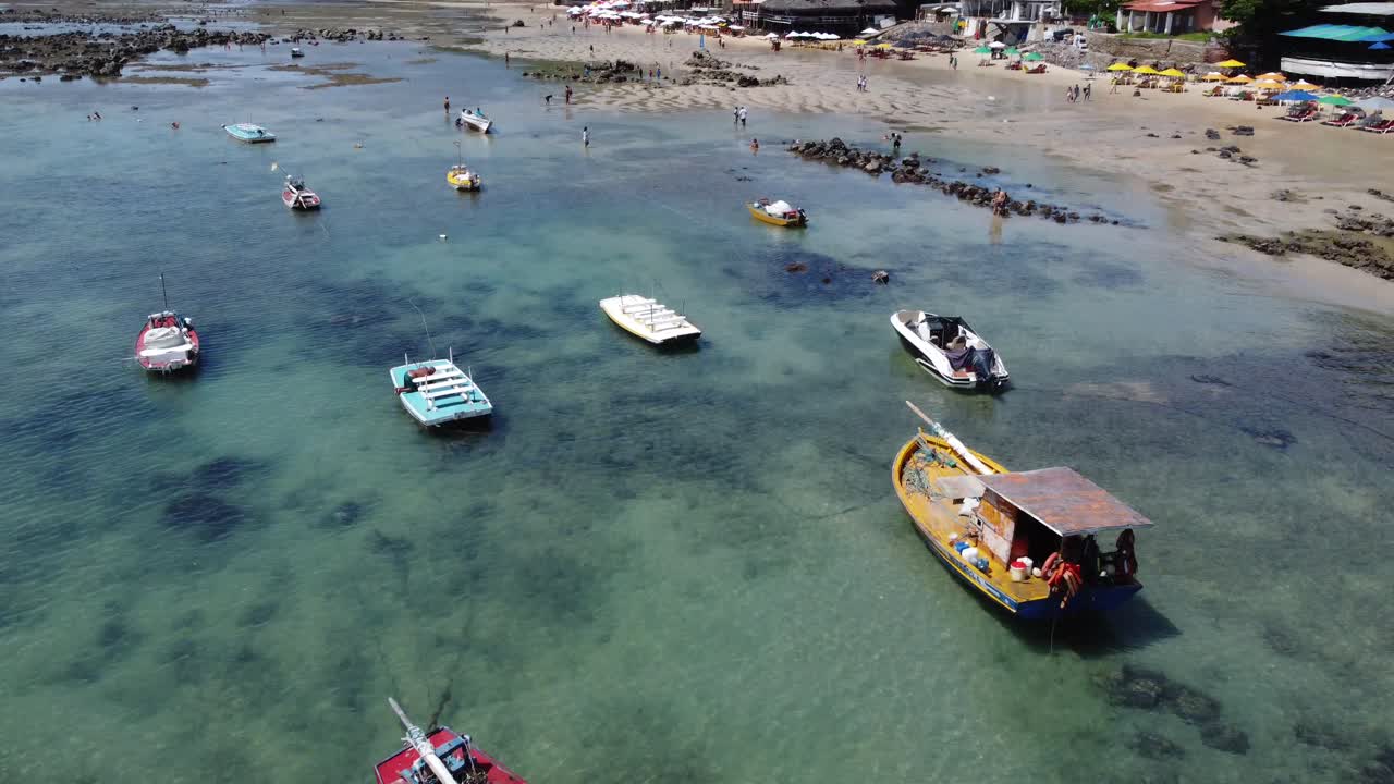 Vista aerea del porto con barche che riposano nelle piscine naturali