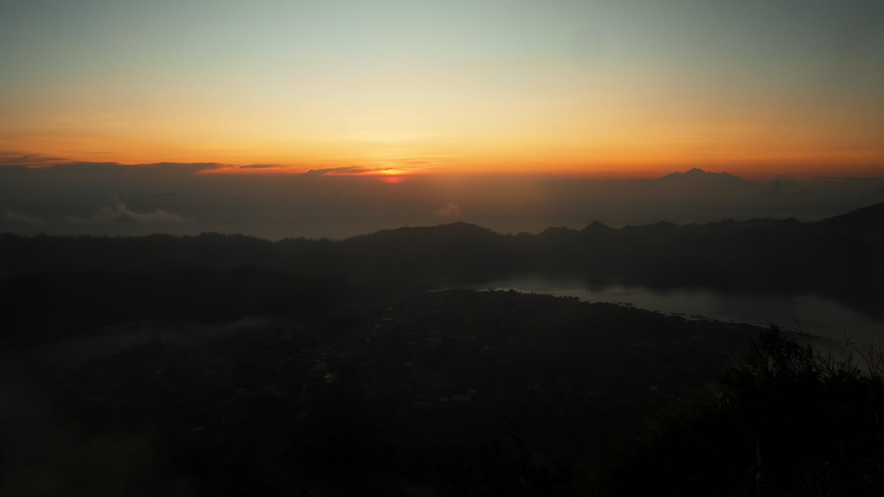 panorámica lenta tomada en el monte batur en bali, indonesia con vistas a la hermosa hora dorada del amanecer