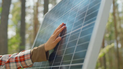 Mano-Tocando-El-Panel-Solar