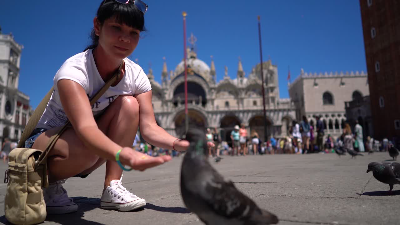 Piccioni di alimentazione turistica donna in piazza - Piazza San Marco - Venezia Italia