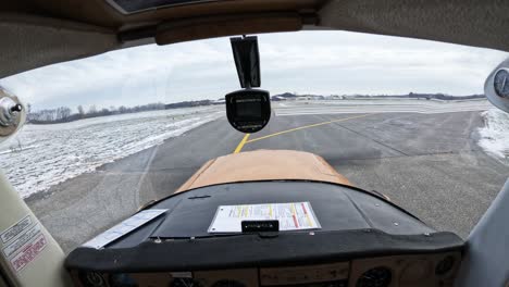 pov dentro de la cabina del avión ligero despegando de la pista de aterrizaje, hélice girando