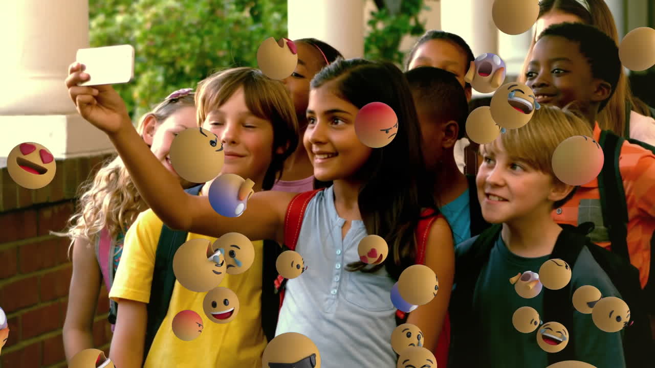 Ícones de emoji com crianças escolares tirando uma selfie ao fundo