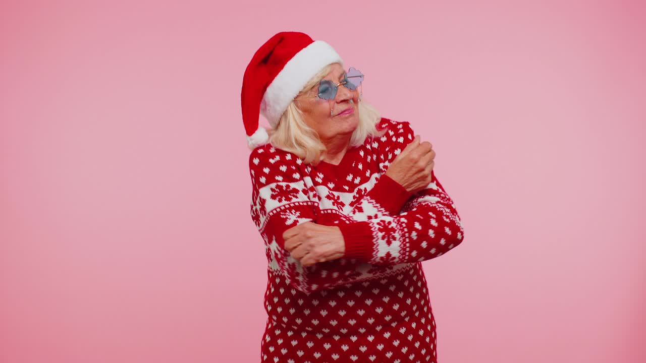 abuela de navidad con cuernos de ciervo escuchando música, bailando discoteca, haciendo tonterías