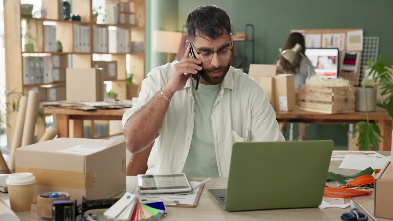 Homem atendendo uma chamada telefônica no escritório