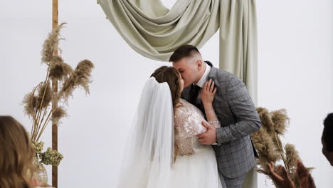 pareja en el altar