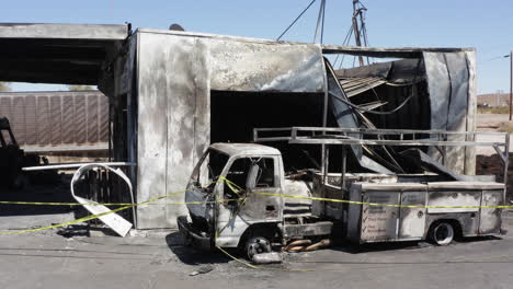 Gasolinera-Incendiada-A-Lo-Largo-De-La-Ruta-66-Acordonada-Con-Cinta-Criminal