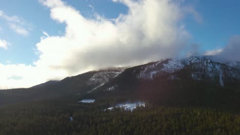 naturaleza capturada con un dron con paisajes y montañas cubiertas de nieve a la hora dorada al amanecer con hermosos bosques y colinas circundantes capturadas en eslovenia sobre el bosque pokljuka en 4k