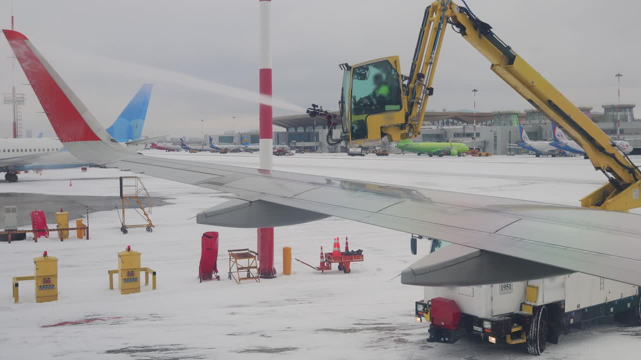 비행 전 비행기의 결빙 제거. 결빙방지는 제빙뿐만 아니라 표면에 남아 얼음의 재형성을 지속적으로 지연시키는 화학물질을 적용하는 것입니다.