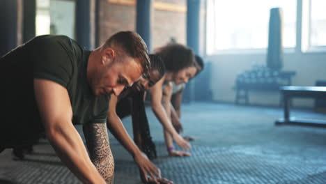 fitness, clase y gente en el gimnasio