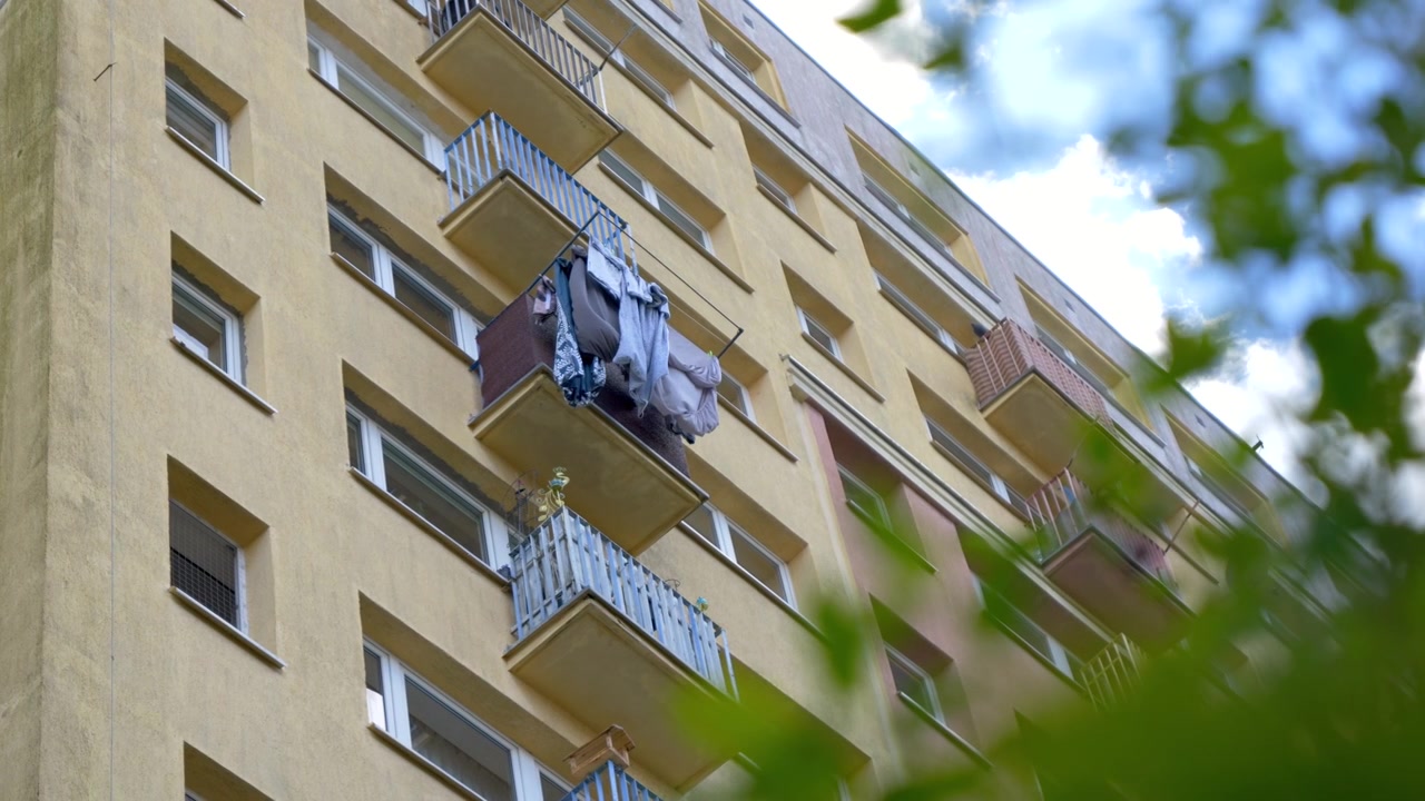 Bucato steso ad asciugare sul balcone di un grande condominio residenziale.