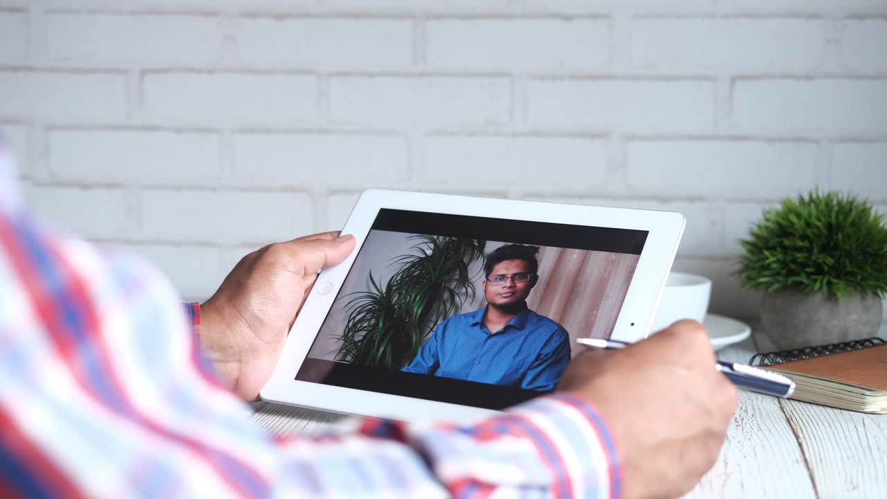 persona que tiene una llamada de video en una tableta