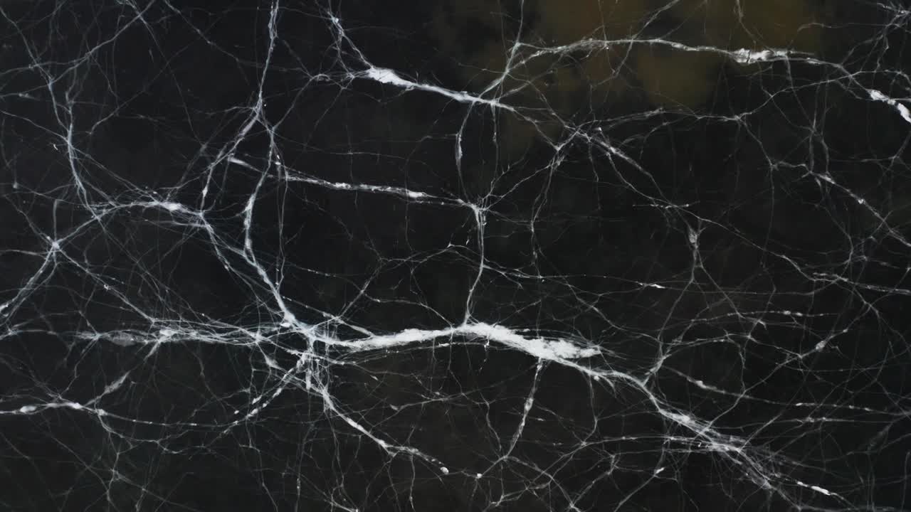 líneas blancas en la superficie del lago helado, de arriba hacia abajo