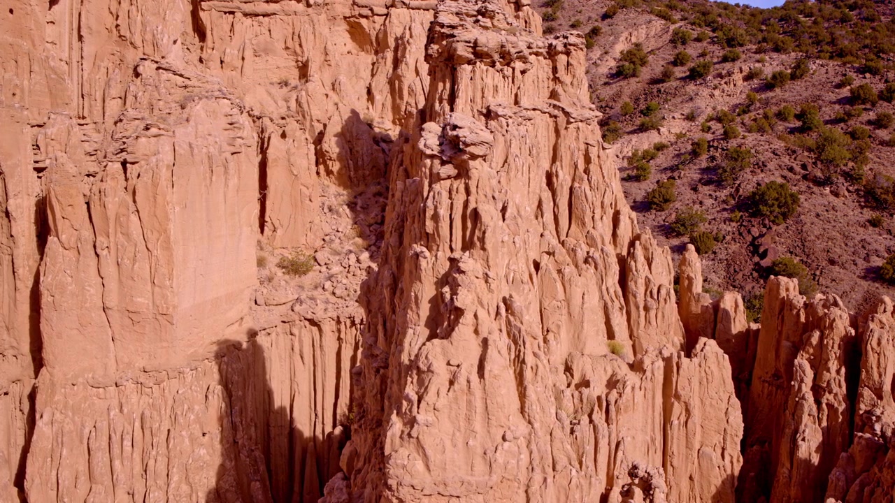 Ripresa drone che cattura il vibrante paesaggio di rocce rosse del Nuovo Messico