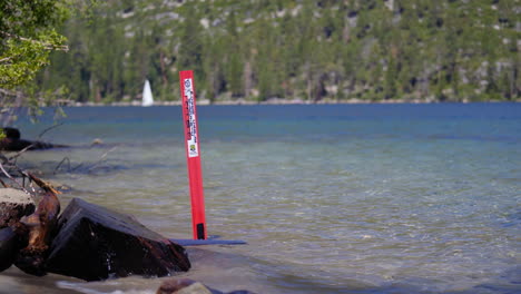 bandera de advertencia para un cable de energía eléctrica sumergido en un lago