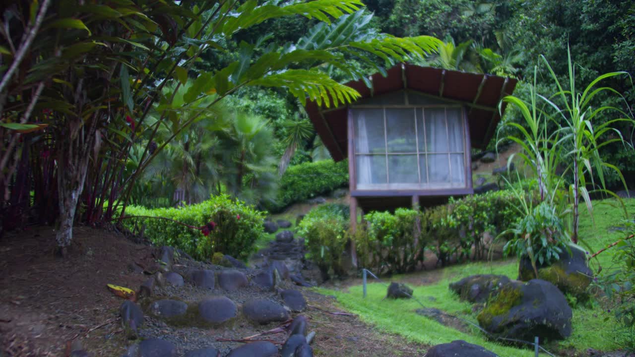 cabaña de bungalows en costa rica en un albergue fluvial en la selva nubosa