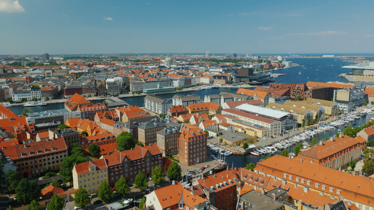 la ciudad de copenhague una ciudad antigua a menudo con techos de tejas antiguas y torres