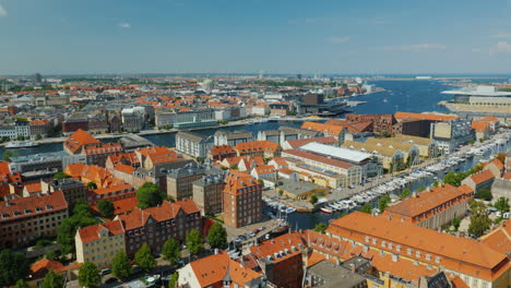 La-Ciudad-De-Copenhague,-Una-Ciudad-Vieja-A-Menudo-Con-Tejados-Y-Agujas-De-Tejas-Viejas