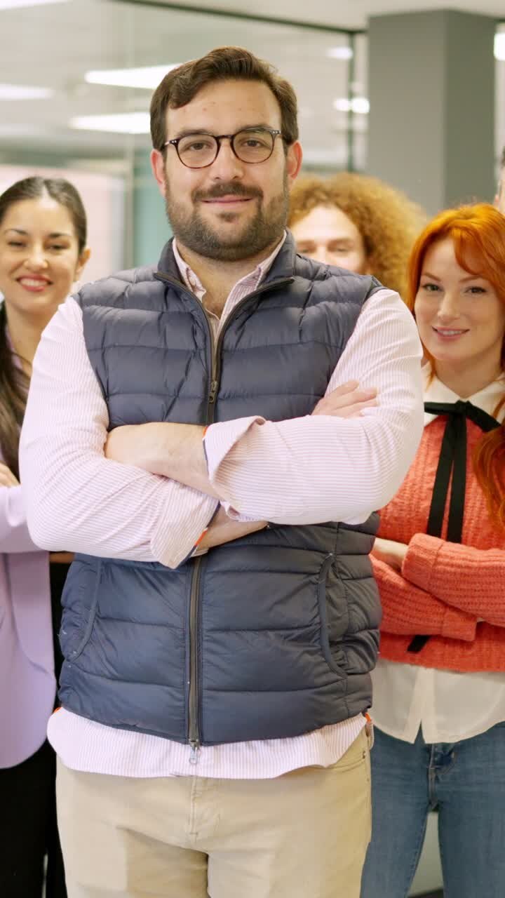 Arbejdsteam i et coworking-område med en chef, der leder dem