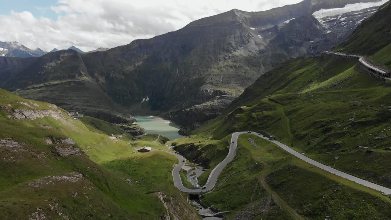 un lago llamado embalse de margaritze en austria, al lado del grossglockner