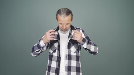 el hombre que se pone perfume y huele bien.