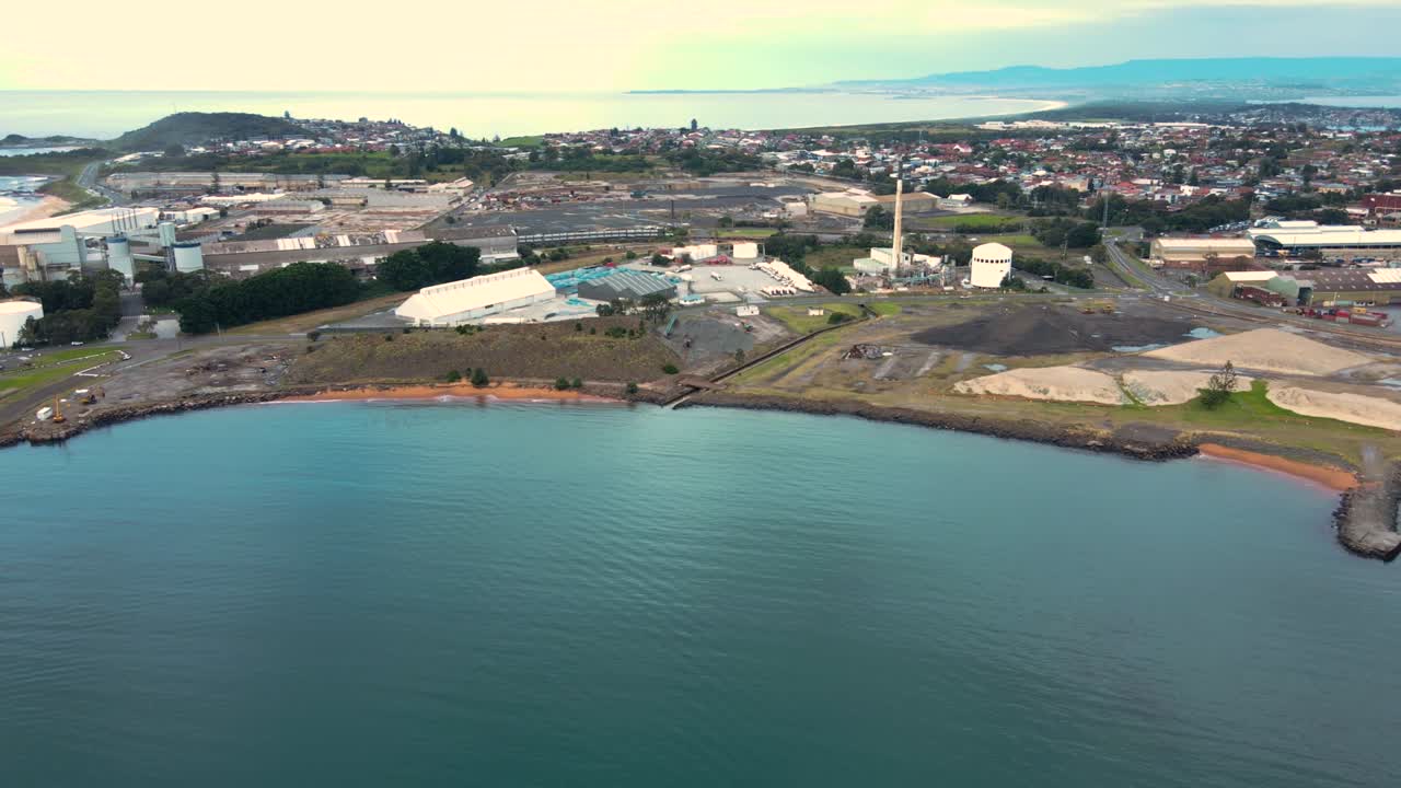vista aérea de un avión no tripulado de port kembla, en la región de illawarra de nsw