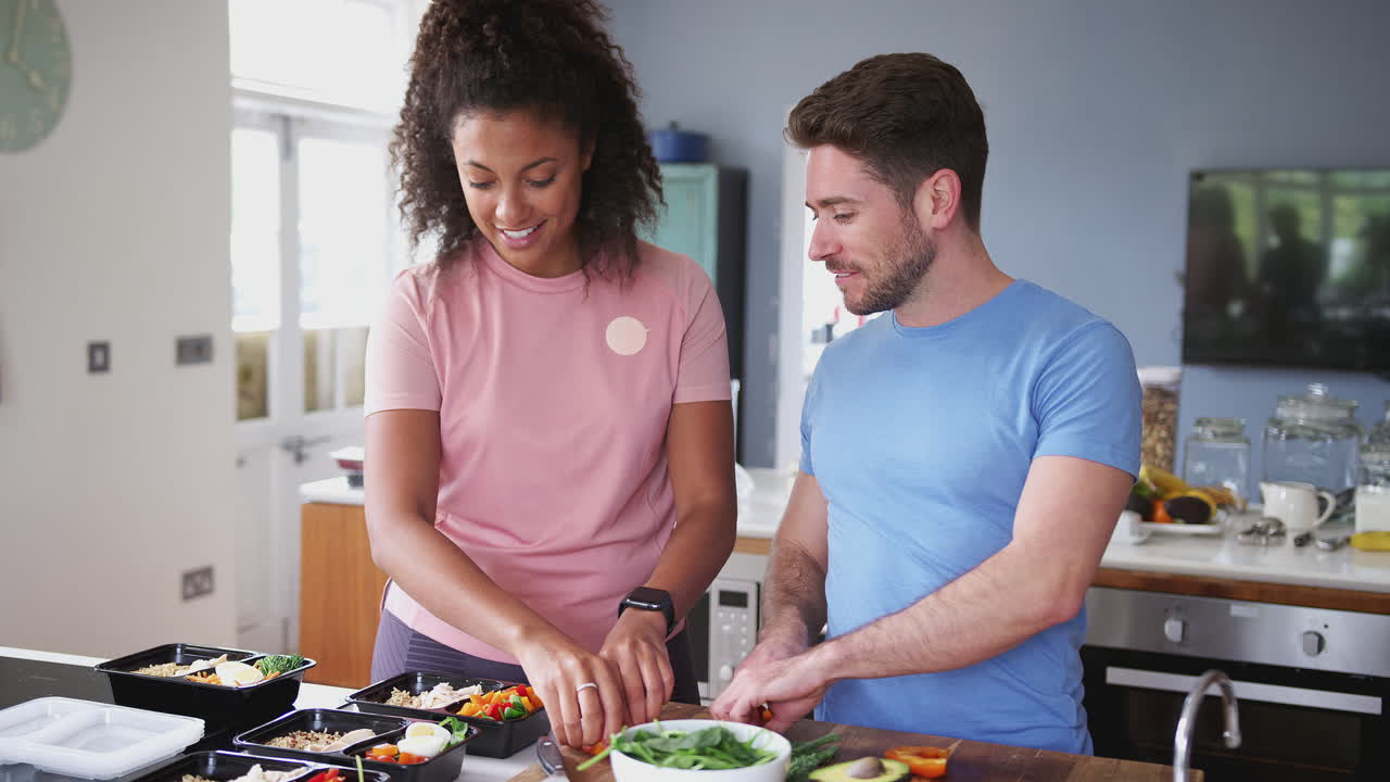 pareja preparando un lote de comidas saludables en casa en la cocina juntos