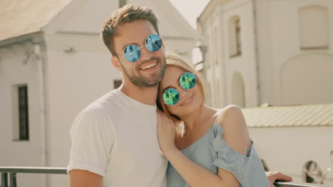 pareja con gafas de sol al aire libre