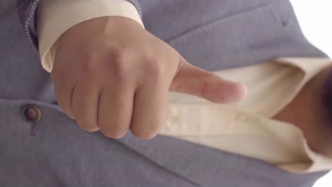 가슴 앞에서 엄지손가락을 치켜드는 남자의 정면 클로즈업 수직 비디오