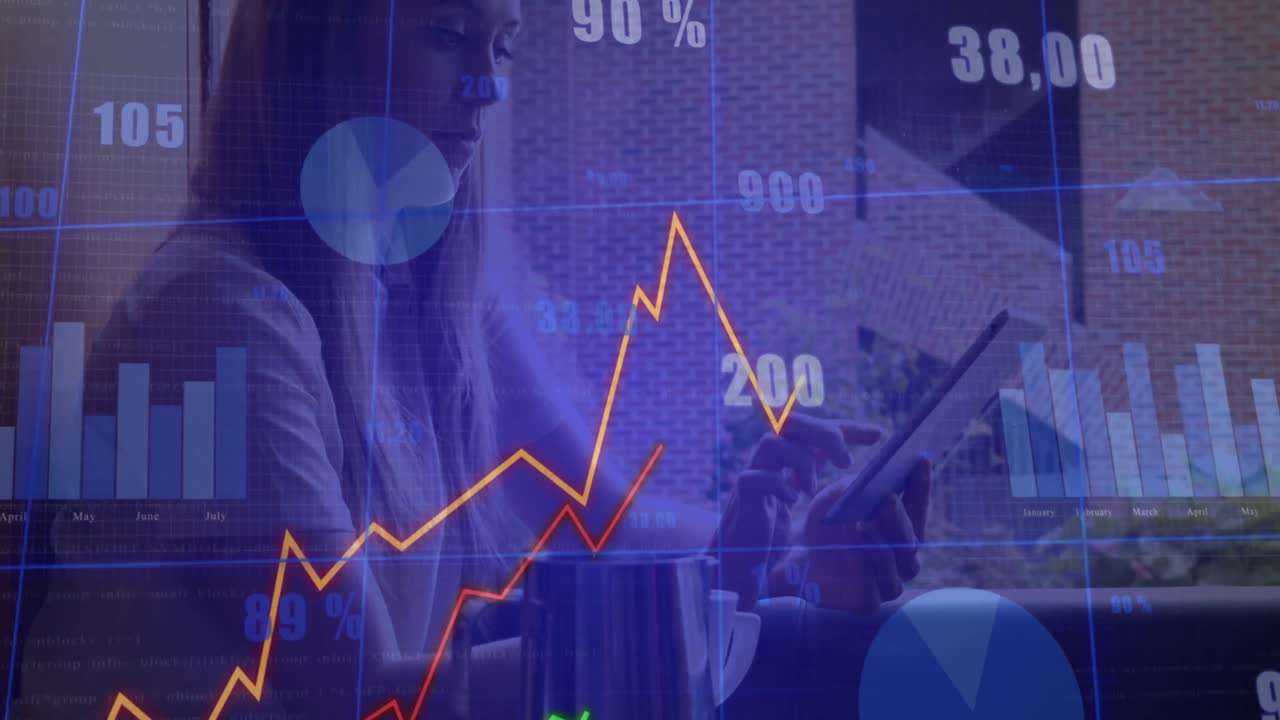 animación de múltiples gráficos con números cambiantes, mujer biracial usando tableta digital en un café