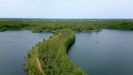 Carretera-En-Medio-Del-Lago-Surfstek,-Países-Bajos,-Vista-Aérea