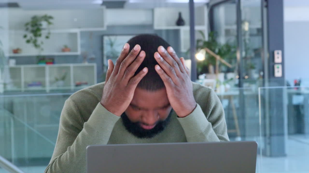 un joven empresario enojado sintiendo estrés