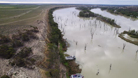 Drohnenaufnahme-Eines-überfluteten,-Schlammigen-Flusses-Im-Südaustralischen-Flussland